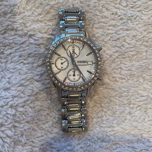 Stainless steel. Mother of pearl and rhinestone Seiko.